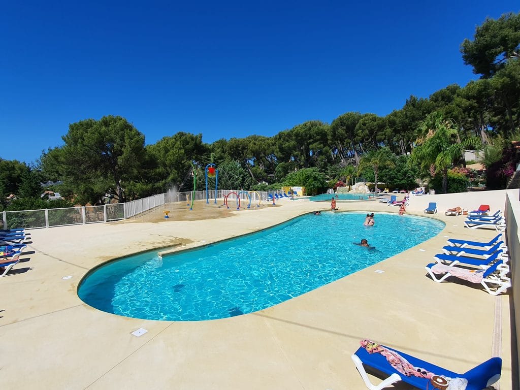 Profitez de notre camping près de Cassis avec piscine dans les Bouches