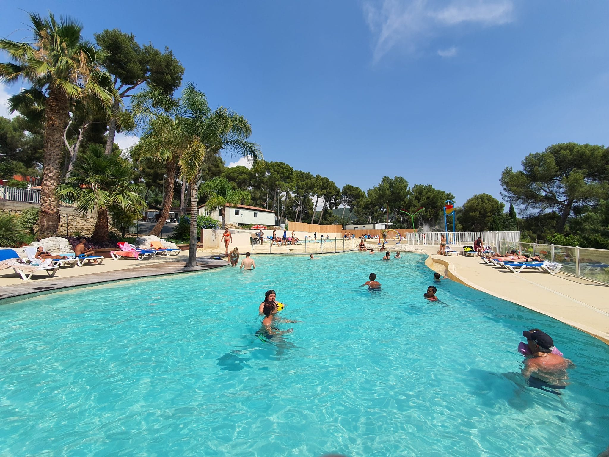 Profitez de notre camping près de Cassis avec piscine dans les Bouches