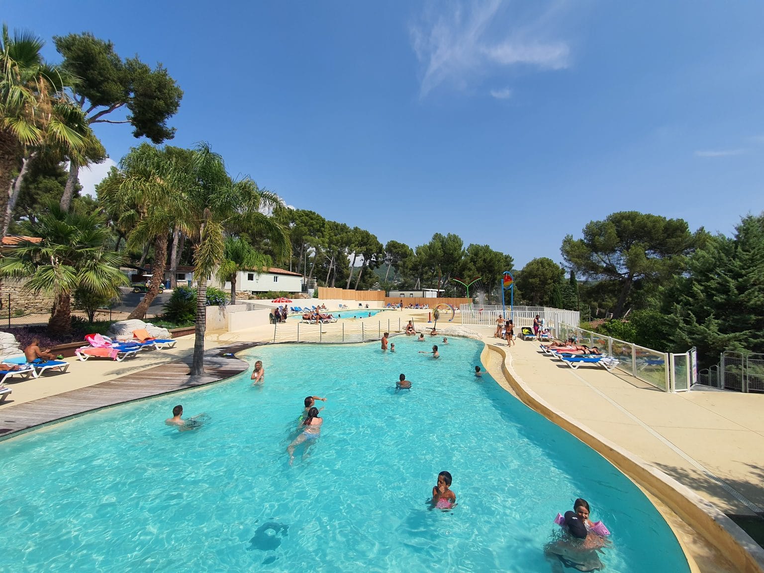 Profitez de notre camping près de Cassis avec piscine dans les Bouches